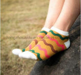 OEM Wavy Pattern Unisex Vivid Jacquard Socks